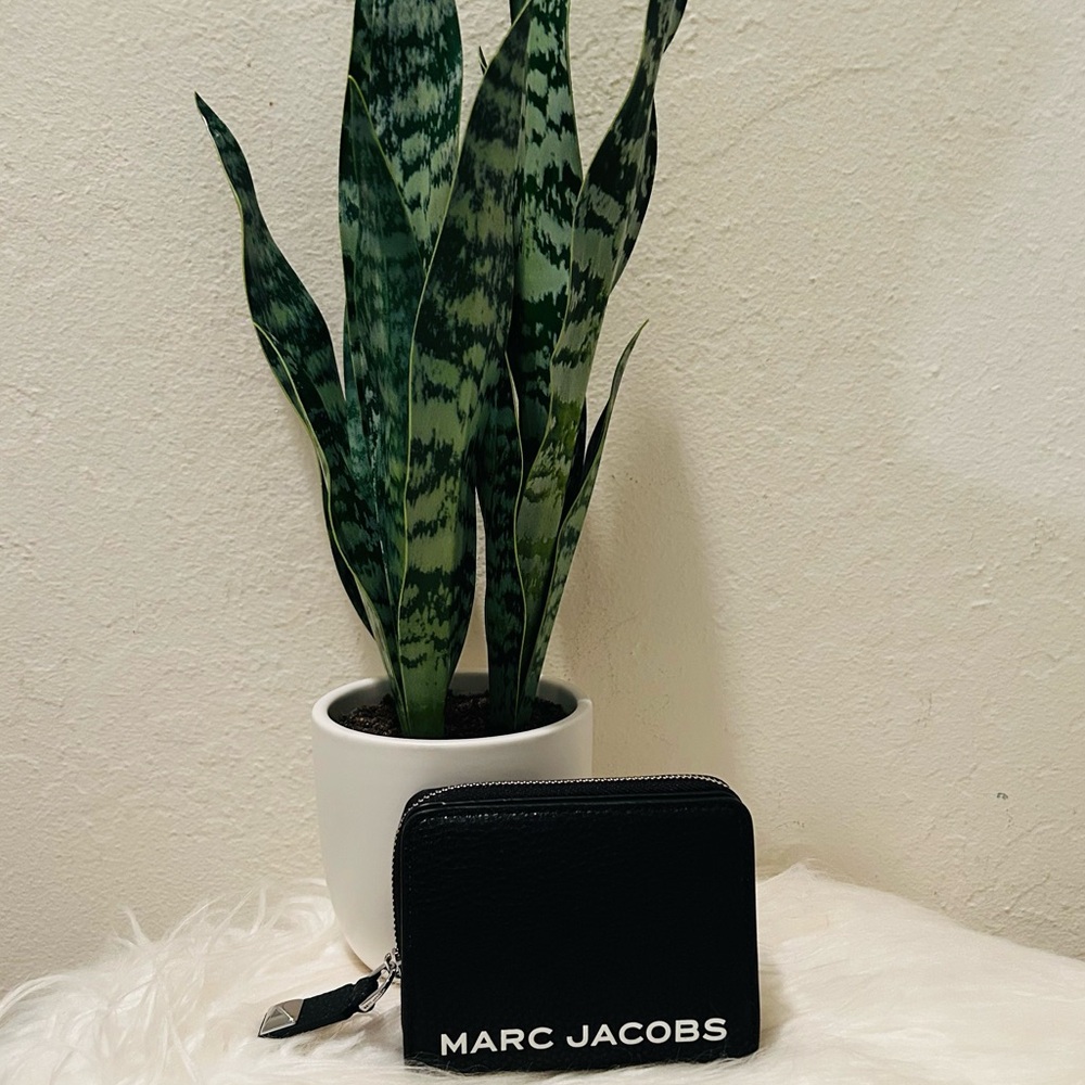 Marc Jacobs Black Bifold Wallet with Back Zip Coin Area NWT - Picture 2 of 7